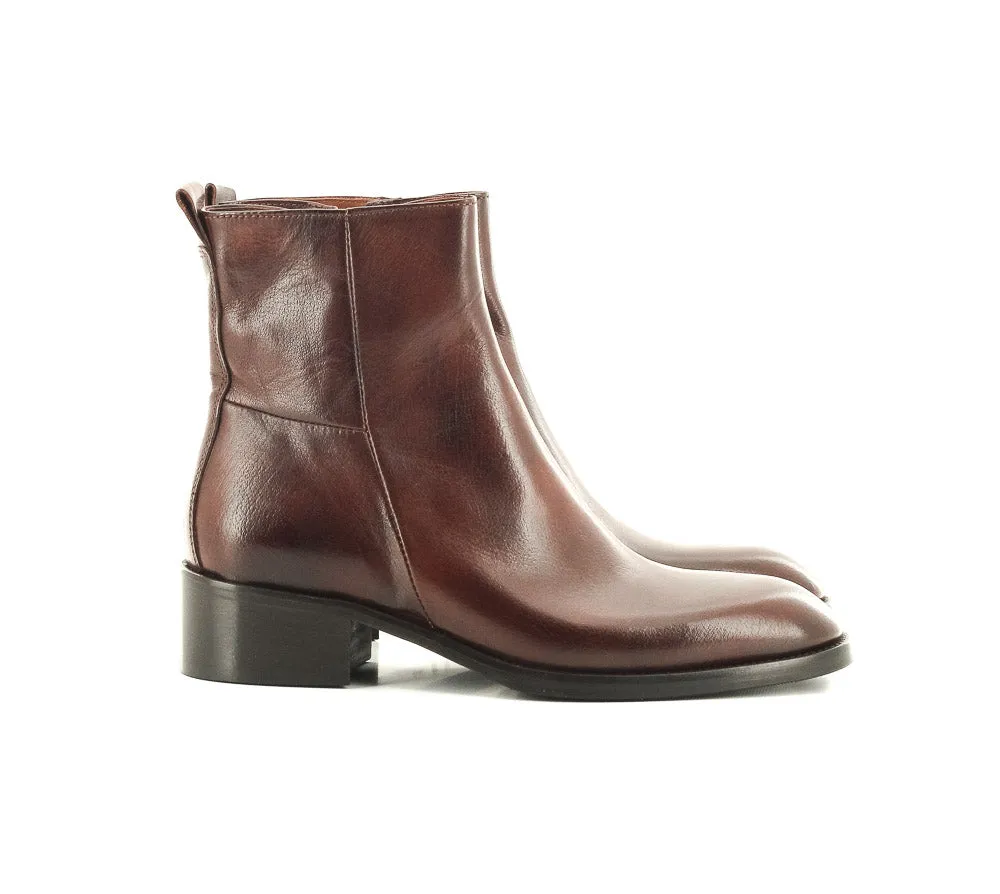 BOOTS D940