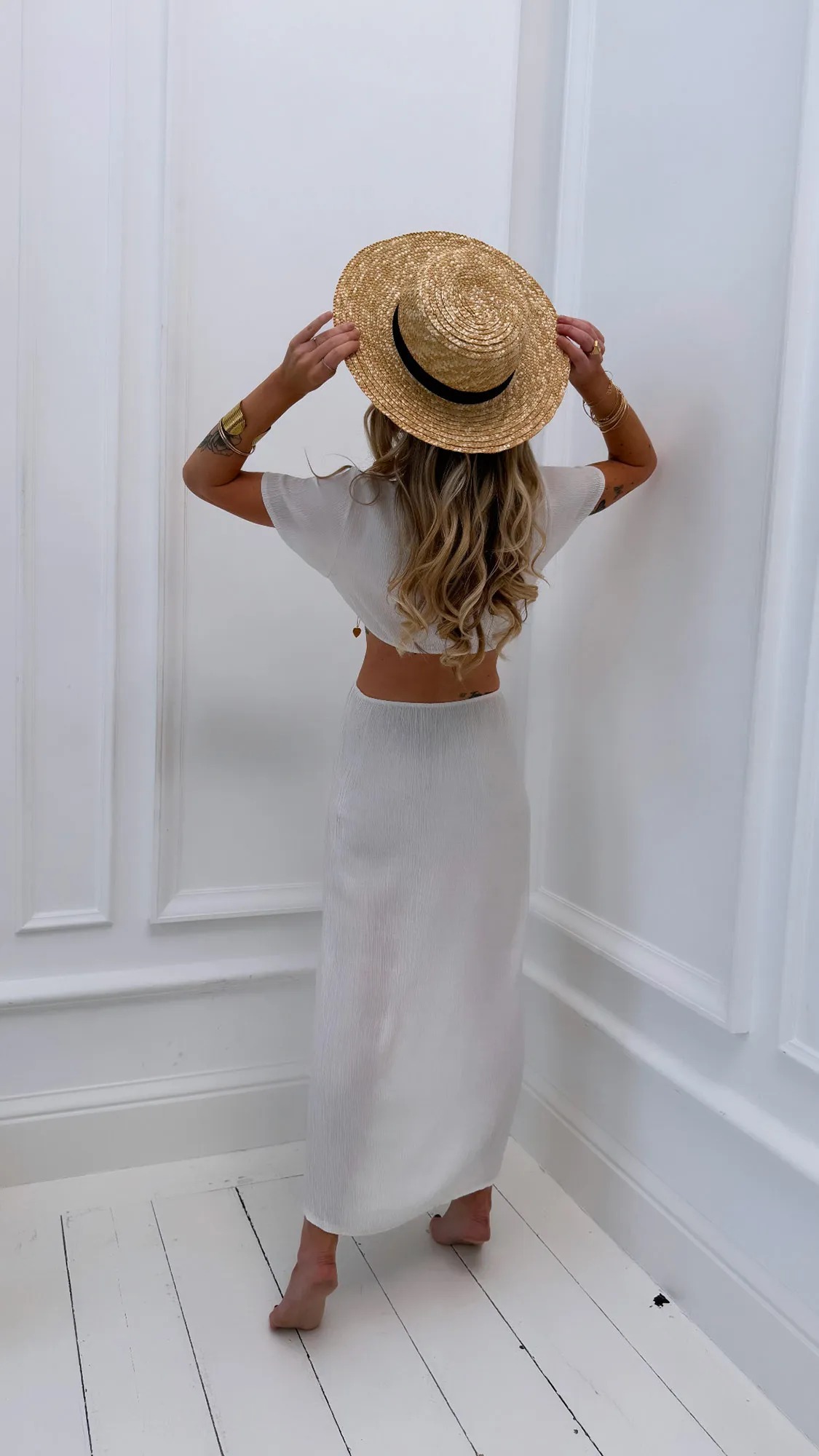 Robe écrue avec découpes