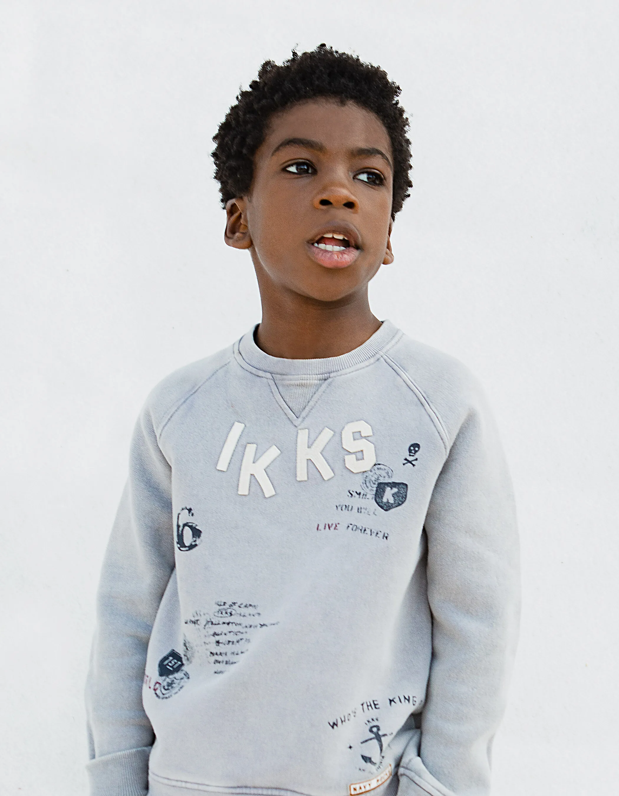 Sweat gris chiné moyen à print et patchs typo garçon 
